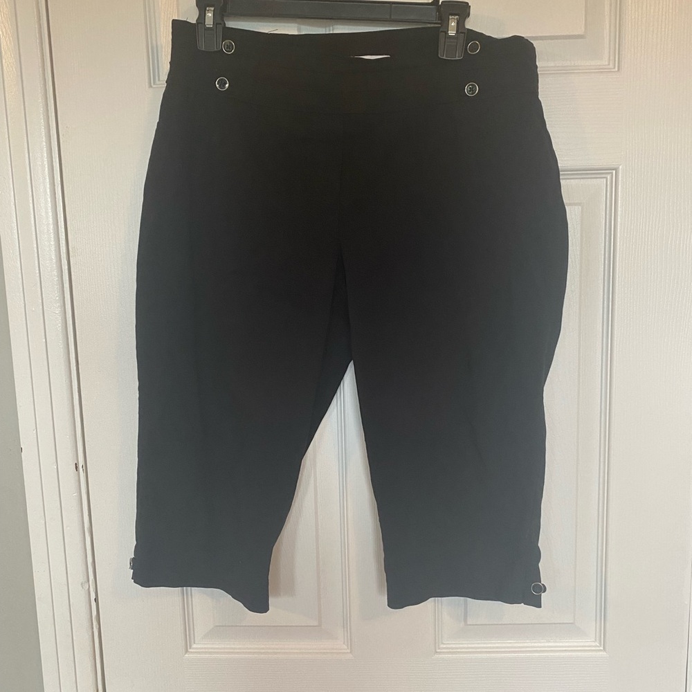 Reitmans Black Cropped Capris with Button Detail Women’s Size 14